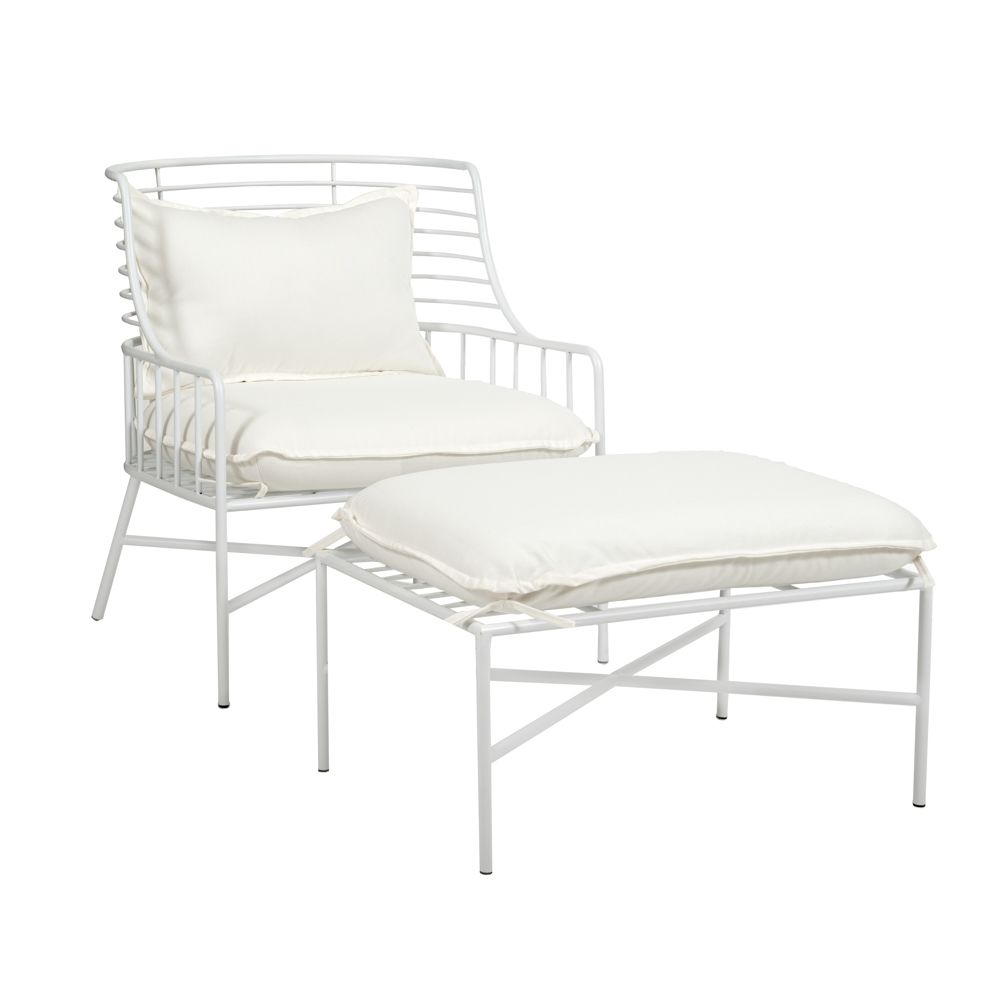 Бяло кресло с метална поставка за крака и бяла възглавница 70x68cmx79cm.вис.